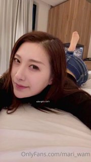 在公司的女厕潜伏了几天终于逮着机会偷窥到两个高傲气质的女上司